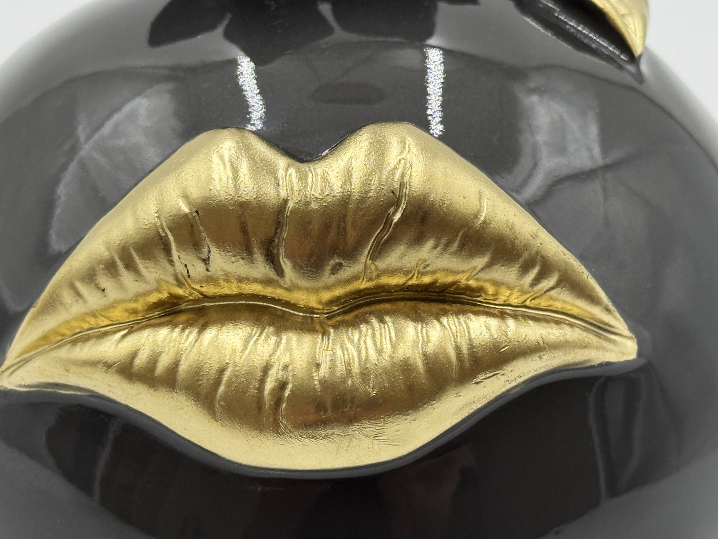 Everybody's Darling - Graphitfarben mit goldenen Lippen